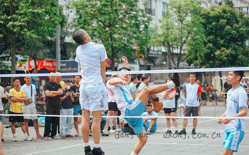 竖向列表线稿，每个条目左侧有一个拖拽手柄，右侧为球队色块